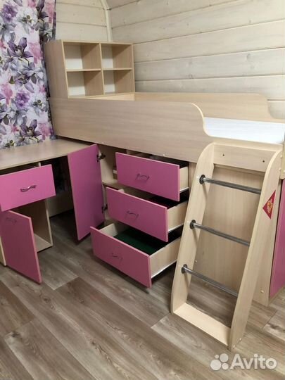 Кровать чердак со столом и шкафчиками б/у