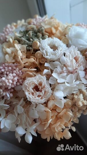 Букет из стабилизированных цветов и сухоцветов