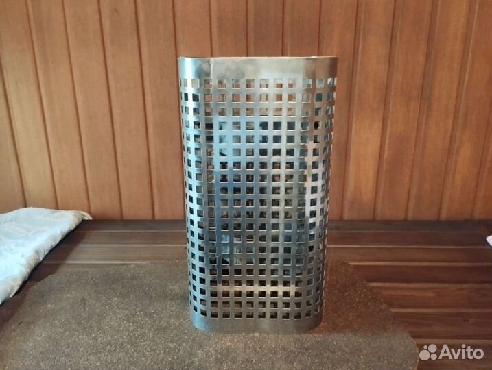 Сетка для камней вокруг трубы банной печки