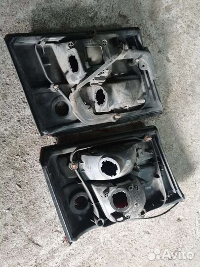 Фонарь багажника правый carina e