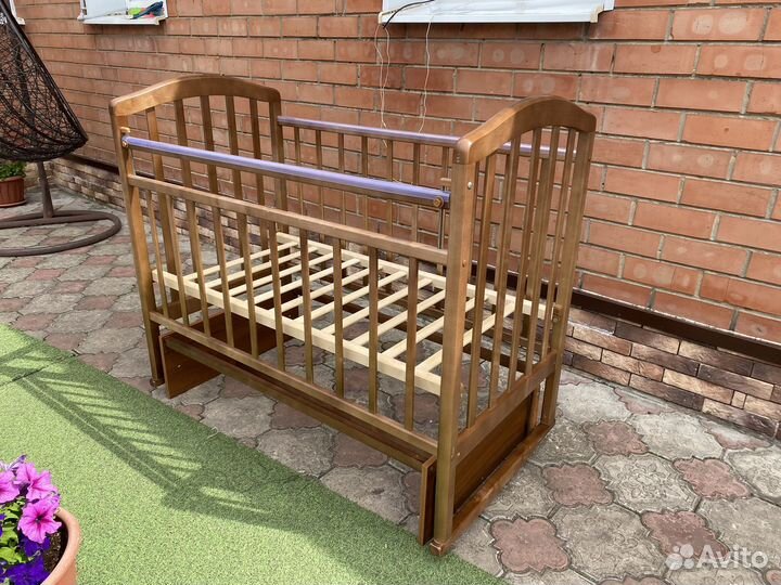 Детская кроватка с маятником