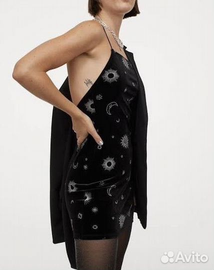 Чёрное бархатное платье мини со знаками зодиака