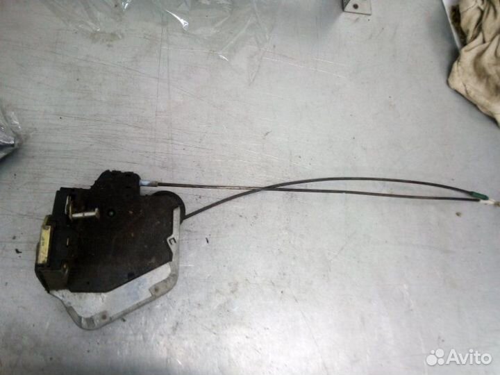 Замок двери передний левый Toyota Avensis 2