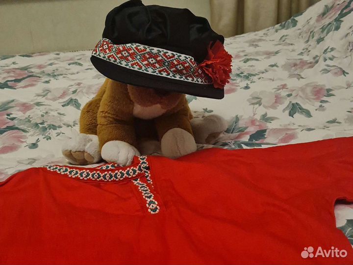 Русская красная рубашка и картуз