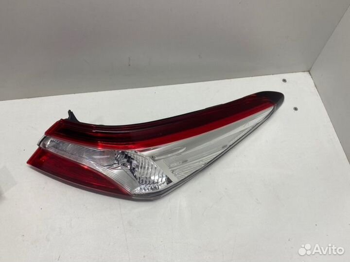 Фонарь наружный задний правый Toyota Camry V70/V75