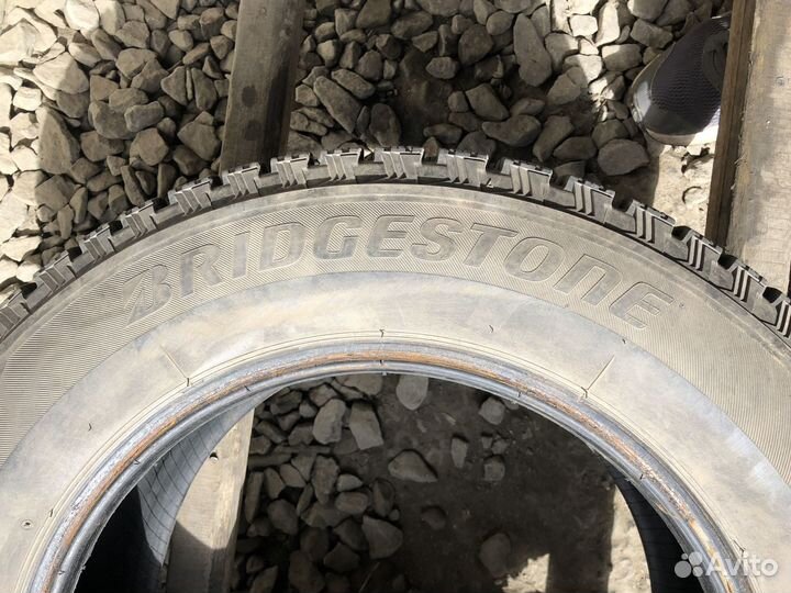 Bridgestone Blizzak Spike-01 215/65 R16