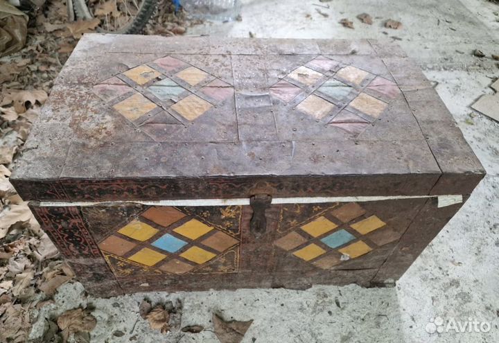 Сундук старинный