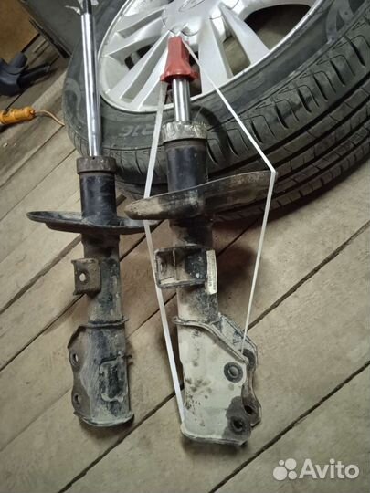 Стойки амортизатора передние на Ладу Веста