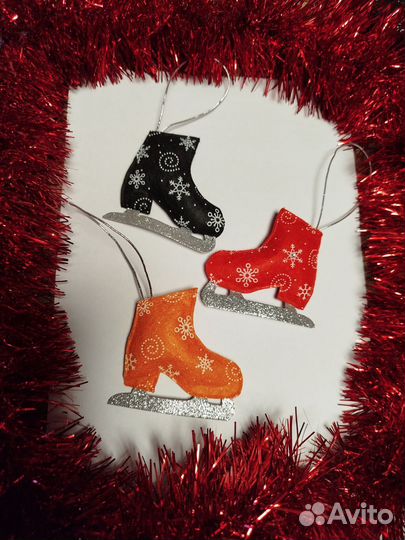 Елочная игрушка Коньки из фетра