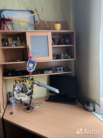 Угловой письменный стол с полками