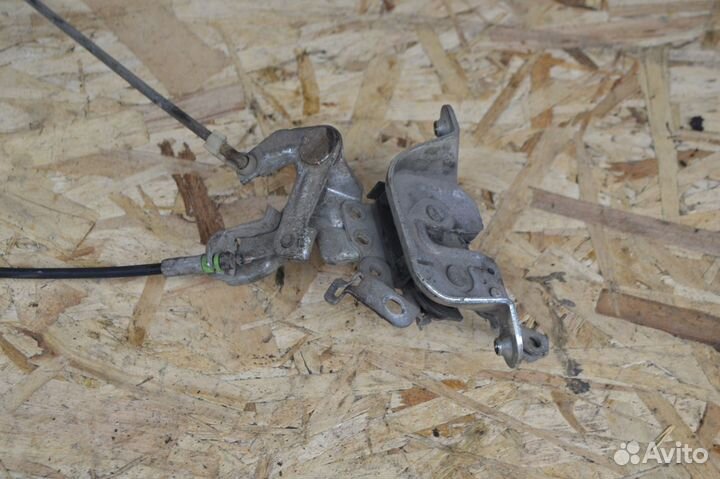 Замок двери задний правый Toyota Noah R60