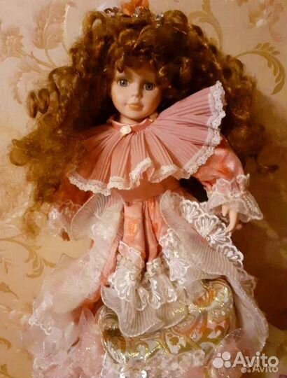 Кукла фарфоровая