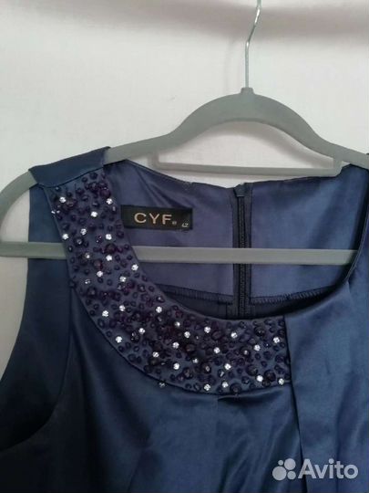 Платье с украшениями