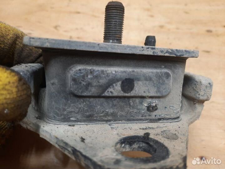 Подушка двигателя левая Toyota Land Cruiser Prado