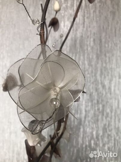 Ваза с декоративными веточками