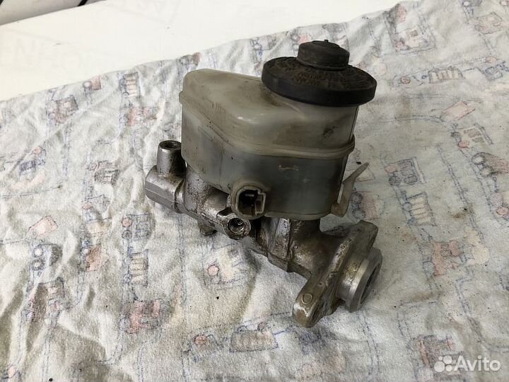 Главный тормозной цилиндр Toyota Corolla E100