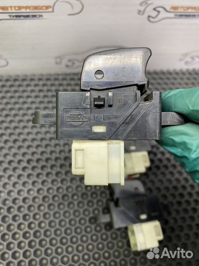 Кнопка стеклоподъемника Nissan Skyline V35