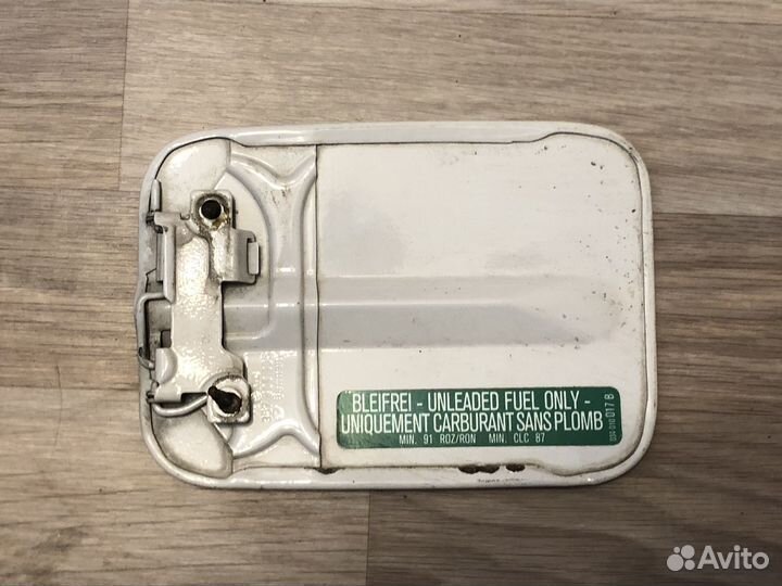 Лючок бензобака Volkswagen Passat B3