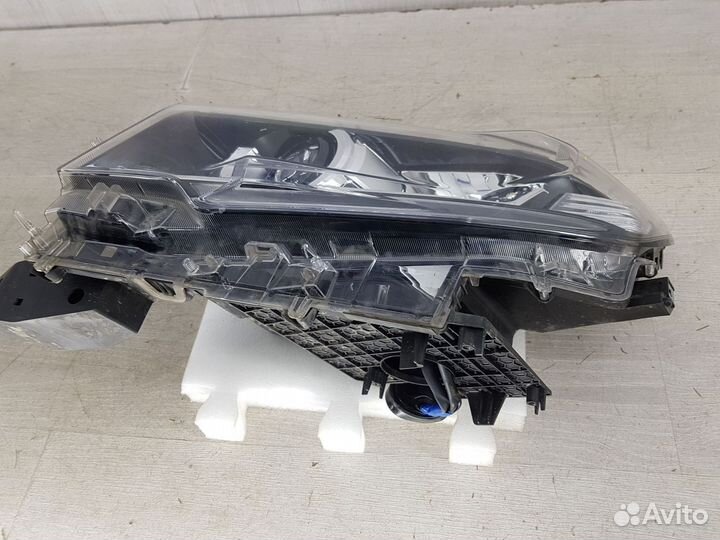 Фара левая Toyota Land Cruiser