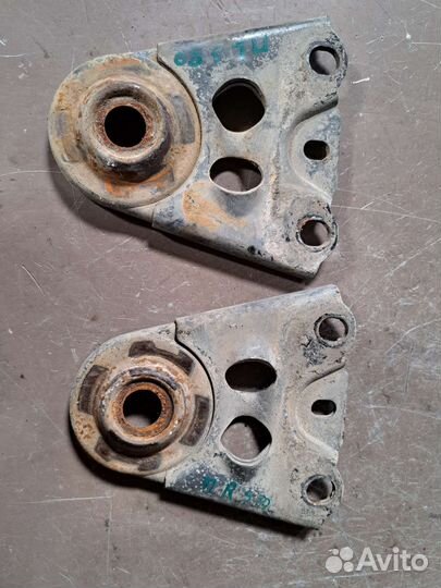 Кронштейн переднего подрамника Volvo S80