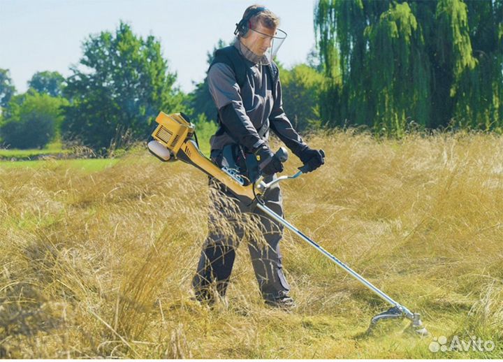 Покос травы триммером