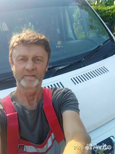 Водитель на своем микроавтобусе