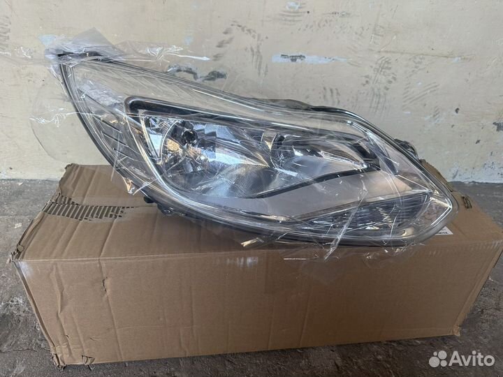 Фара передняя правая Ford Focus 3