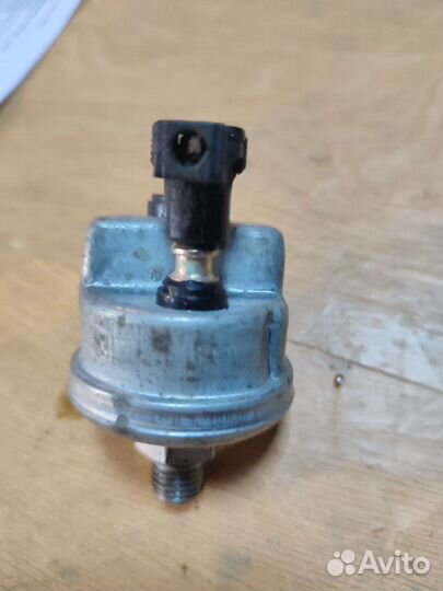 Датчик давления масла Mercedes-benz w124 m111 2.2