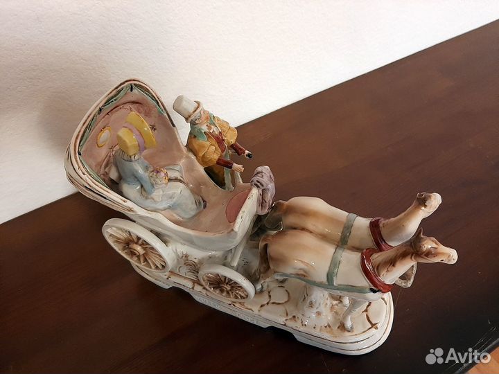 Фарфор статуэтка Карета с дамой и кавалером гдр