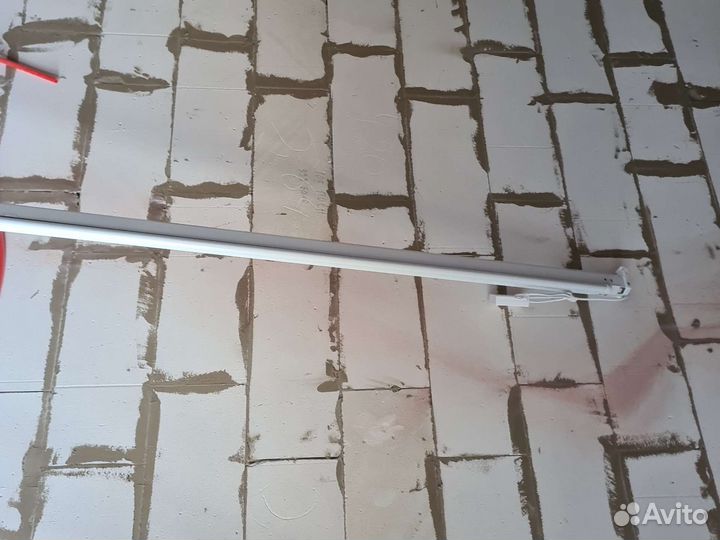 Экран для проектора с электроприводом и с пультом