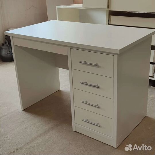 Письменный стол для школьника новый