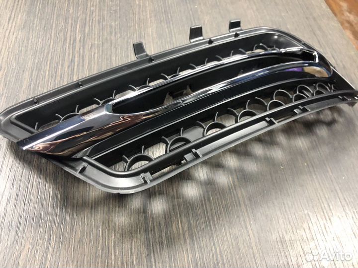 Левая решетка бампера Mercedes E212 AMG дорест