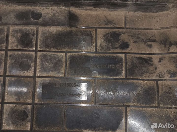 Крышка предохранителей Audi Volkswagen Skoda