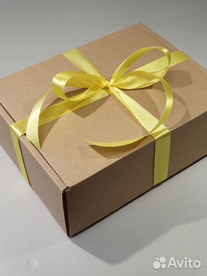 Коробка подарочная крафт с наполнителем и лентой