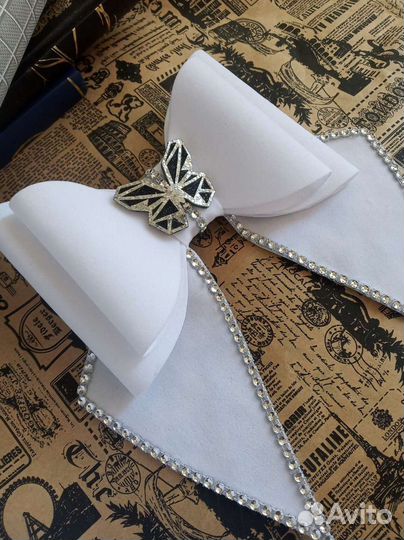 Белый большой бант на заколке автомат