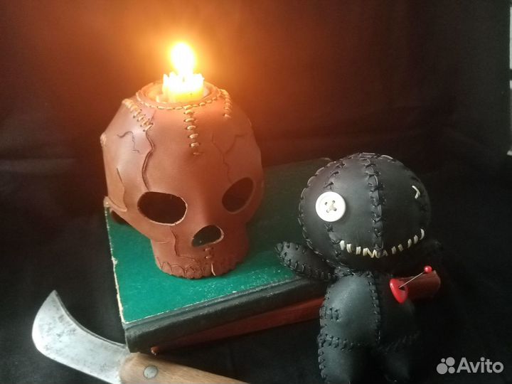 Подсвечник из кожи в виде черепа