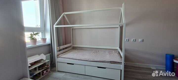 Детская кроватка домик