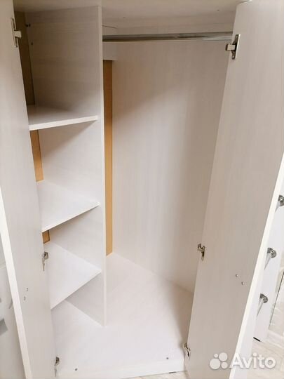 Детская кровать со столом и шкафом