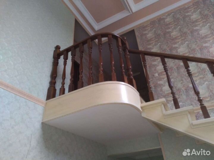 Монтажник деревянных лестниц