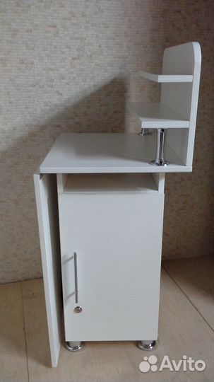Маникюрный стол - складной с полкой
