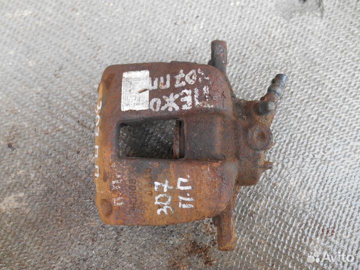 Передний правый суппорт Peugeot 307 Пежо 307