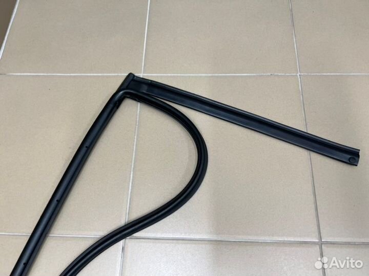 Уплотнитель двери задний левый Kia Seltos 6000 км