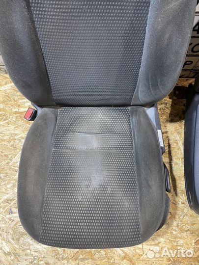 Передние сидения Ford Focus универсал 1.8 2006