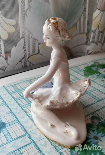 Фарфоровая статуэтка