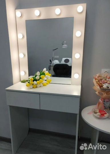 Гримерный столик со стулом