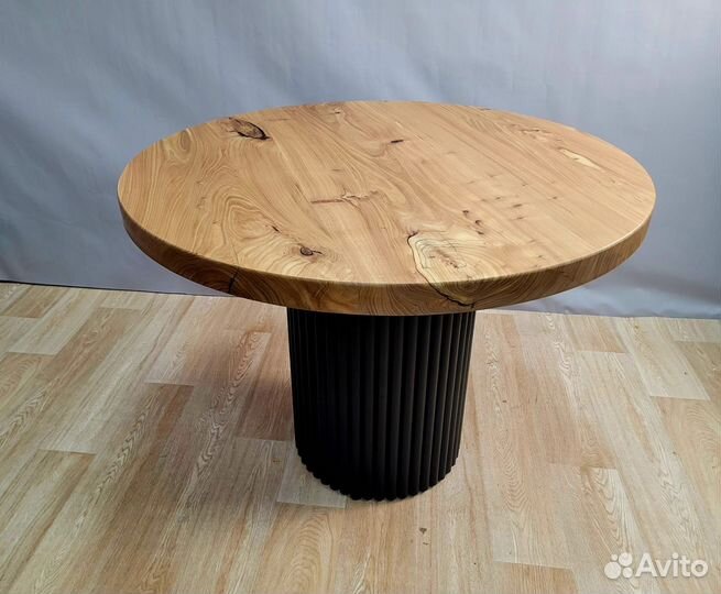 Круглый стол из массива карагача