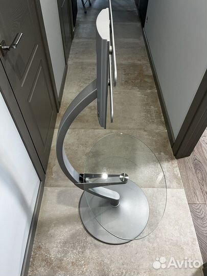 Стойка под телевизор,со стеклянной полкой