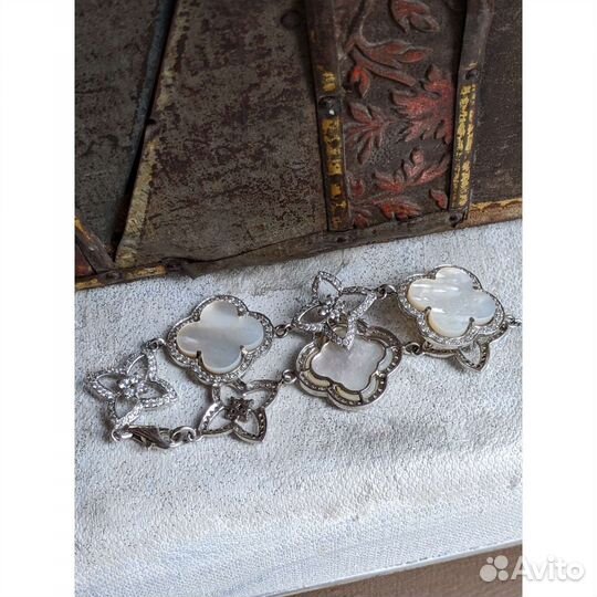 Серебряный браслет с перламутром и нат камешками