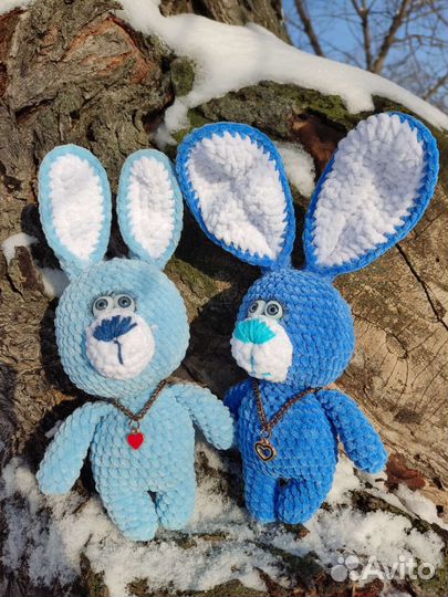 Плюшевый заяц вязаный