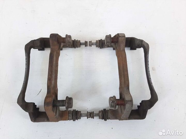 Скоба переднего суппорта Skoda Octavia A7